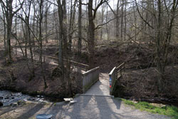 Holzsteg über den Eifgenbach im Reisegarten Eifgen