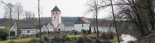 Blick über die alte Dhünnfurt auf den historischen Ortskern von Odenthal