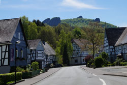 Hauptstraße in Elleringhausen mit Blick auf die Steine