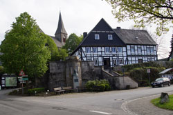 Grimme-Denkmal und Pfarrkirche St. Katharina in Assinghausen