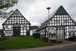 Buskers Haus (links im Bild) in Assinghausen