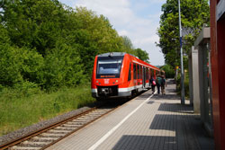 Regionalbahn 25 am Haltepunkt Honrath