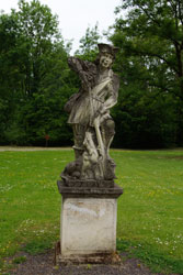 Barocke Skulptur im Park von Schloss Auel