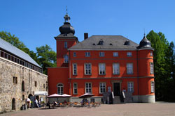 Die ursprünglich als Wasserburg erbaute Hofanlage Burg Wissem geht auf die karolingische Zeit zurück