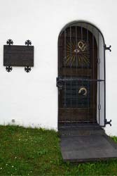 Tür der Kapelle St. Agatha und St. Gertrudis in Oberfleckenberg