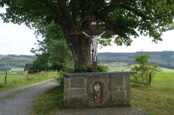 Wegekreuz mit Altar unter Sellmanns Linde oberhalb von Grafschaft