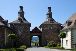 Blick durch das Torhaus in Richtung Schmallenberg