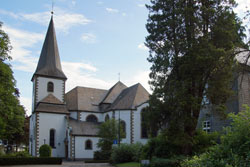 Südseite der katholischen Pfarrkirche St. Cosmas und Damian