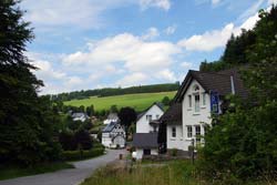 Blick vom Wanderparkplatz auf Latrop