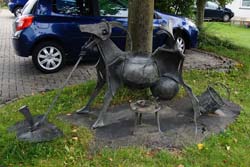 Ziegenskulptur vor dem Schieferbergbau- und Heimatmuseum