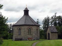 Hagen-Kapelle mit Kreuzwegstation in Holthausen