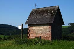 Rocchuskapelle auf dem Scheitelpunkt des Weges von Kirchrarbach nach Niederhenneborn