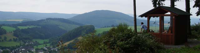 Blick vom Burgberg über Niedersorpe Rothaarkamm und Wilzenberg