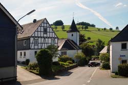 Neuer Weg in Oberhenneborn mit Blick auf St. Agatha