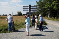 Wanderwegezeiger auf der Kuppe des Kahlen Asten