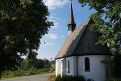 Die Elisabethkapelle wurde 1958 im romanischen Stil vom Besitzer des benachbarten Hotels Hoher Knochen errichtet