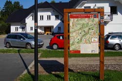 Die Wandertafel ist Start und Ziel der Golddorf-Route Westfeld