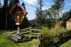 Wegekreuz bei den Jagdhütten auf dem Sattel zwischen Vorderer und Hinterer Hoher Knochen