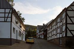 Die Dorfstraße in Westfeld