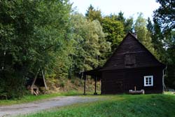 Holzhütte mit Feuerstelle auf der Einsiedelei