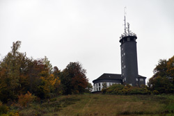 Blick von der Talstation hoch zum Aussichtsturm „Hohe Bracht“