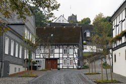 Blick vom Markt hoch zur Burgruine