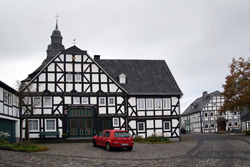 Prächtiges Fachwerkhaus in Eversberg am Marktplatz