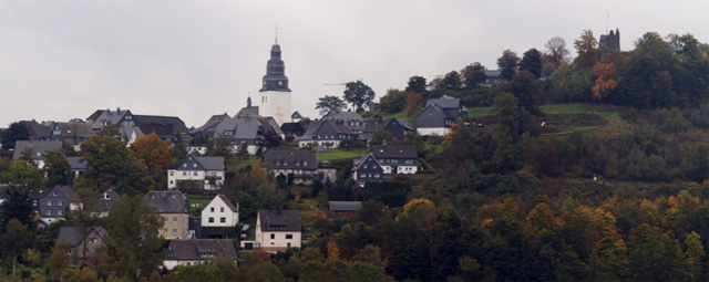 Blick auf Eversberg mit Pfarrkirche und Burgruine