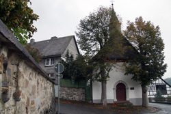 Lucien-Kapelle an der Stadtmauer in Eversberg. 1739 als Gelübte der Bürger nach der Ruhrseuche erbaut