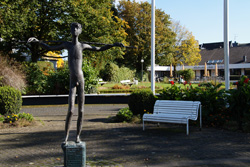 Knabenskulptur im Nümbrechter Kurpark