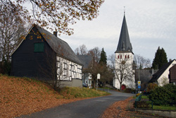 Ev. Kirche Oberholzklau mit ehemaligen Lehrerhaus
