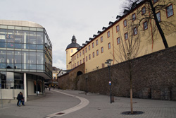 Kölner Straße mit dem Unteren Schloss