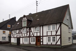 Das zweigeschossiges Fachwerkgebäude wurde 1764 von Johann Heinrich Jung, einem Onkel Jung-Stillings, errichtet