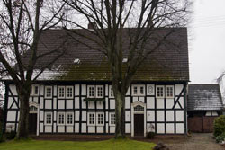 Doppelwohnhaus des 18. Jahrhunderts in typischer Fachwerkkonstruktion, das in früheren Jahren von reichen Littfelder Bürgern mit großem Grundbesitz bewohnt wurde