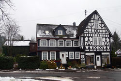 Zweigeschossiges typisches Siegerländer Ernhaus aus riegellosem Fachwerk mit Wirtschaftsteil, erbaut um 1880