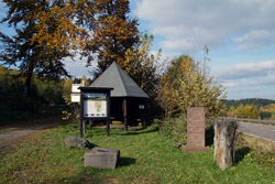 Wanderparkplatz Graevenstein mit Gedenkstein und Malstein „Kieselstein“