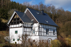 Fachwerkgebäude am Ortsrand von Neuenkleusheim