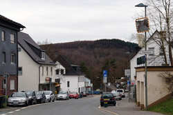 Achenbacher Straße in Richtung Friedenskirche