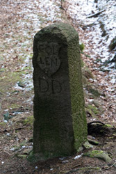 Historischer Grenzstein DD (Kölner Seite) am Heck