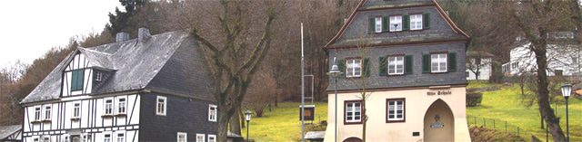 Heimathaus und alte Schule in Achenbach