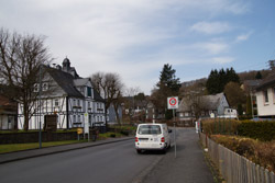 Blick zurück auf Heimathaus und Alte Schule