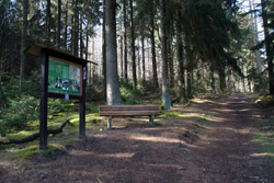 Rastplatz an der Wandertafel Pilgerweg am Starken Buberg