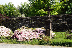 Wegkreuz vor der alten Stadtmauer