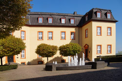 Graf Gerhard II. verlegte die Residenz der Grafschaft Sayn nach Hachenburg und erwarb 1461 das “Steinerne Haus“ (Hotel „Zur Krone“). Das Gebäude, mit einer prächtigen Renaissancefassade ausgestattet, ist auf dem Dachfirst mit einem "Mohrenkopf" verziert. Dieser wies zu jener Zeit das Haus als Fürstenherberge aus und wird bis heute als Talisman angesehen. Das Hotel „Zur Krone“ ist vermutlich eines der ältesten steinernen Gasthäuser Deutschlands