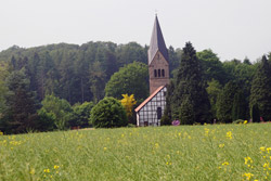 Blick von der Römerstraße auf die Waldkirche