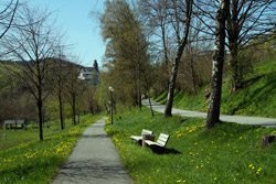 Die Altes Heerestraße in Richtung Burgruine