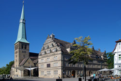 Marktkirche St. Nicolai und Hochzeitshaus mit Glockenspiel