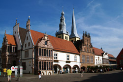 Rathaus mit Stadtkirche St. Nicolai