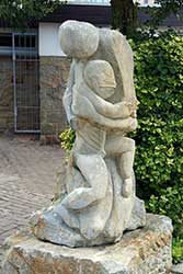 Sandsteinskulptur neben der Stiftskirche St. Marien