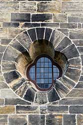 Das Turmfenster der Sigwardskirche diente als Vorlage zur Gestaltung des Logos „Pilgern auf dem Sigwardsweg“